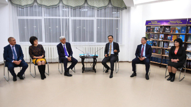 ب. ساعىنتاەۆ ءبىلىم بەرۋ سالاسىنىڭ قىزمەتكەرلەرىمەن كەزدەستى