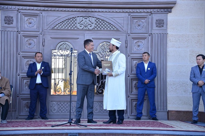 وتىرارلىق كاسىپكەر 1000 ادامدىق مەشىت سالىپ بەردى