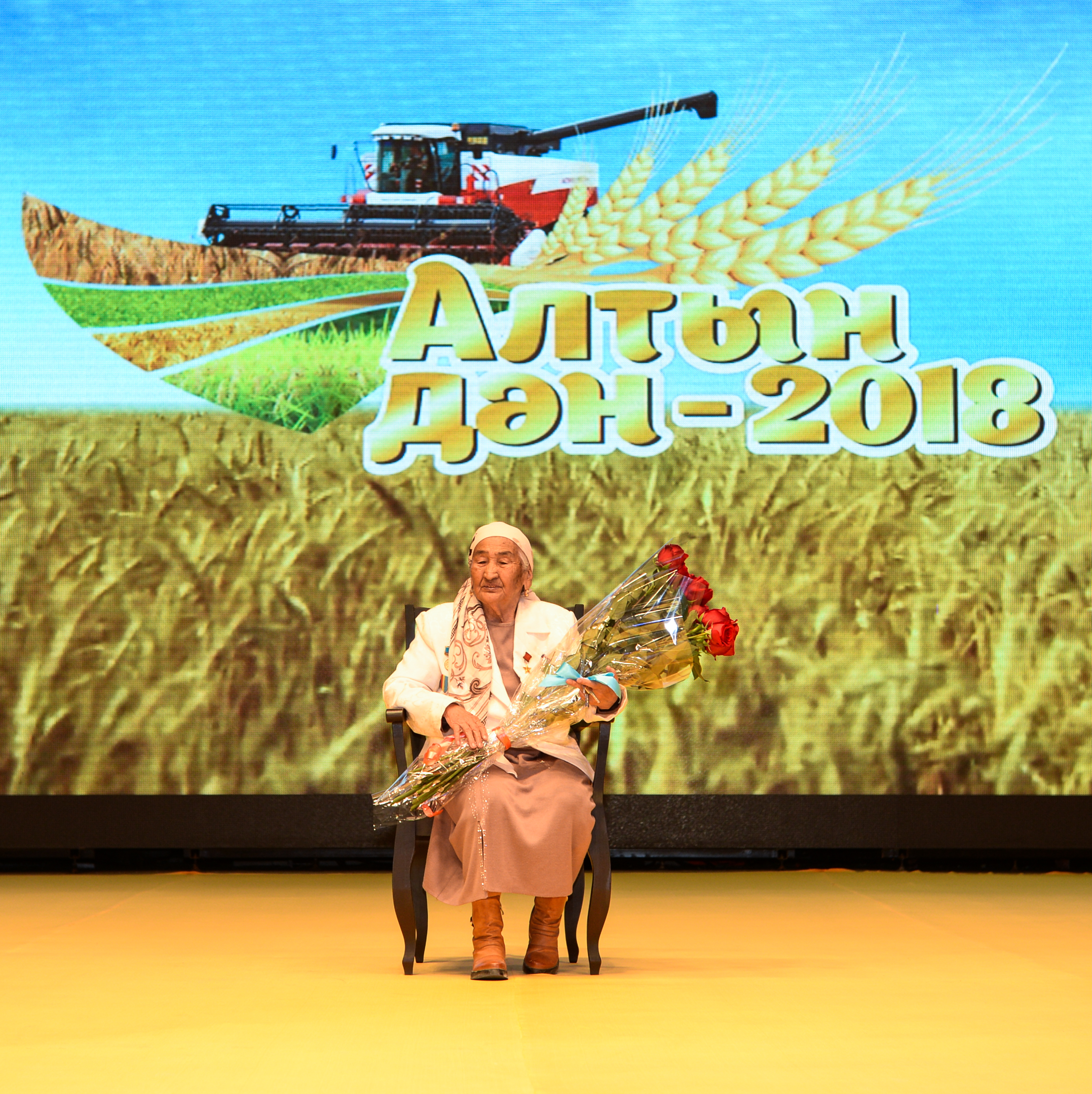 قىزىلوردا وبلىسىنىڭ اكىمى ەڭبەك ەرىنە جاڭا ءۇيدىڭ كىلتىن تابىستادى