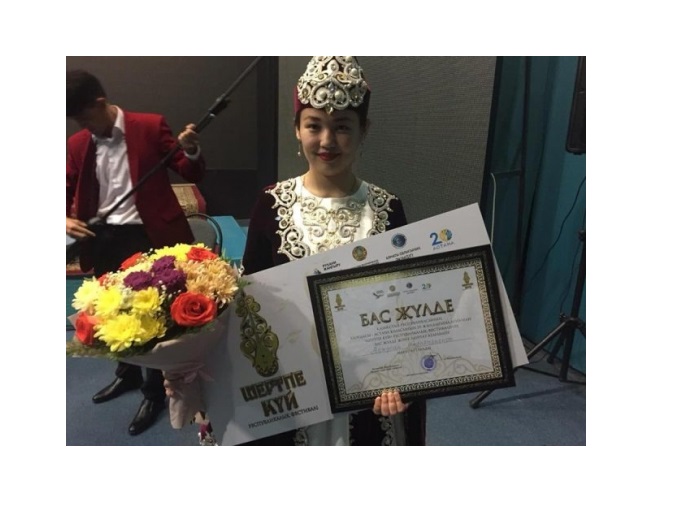 اقجۋسان يمانعازىقىزى «شەرتپە كۇي» فەستيۆالىنىڭ گران-ءپريىن يەلەندى