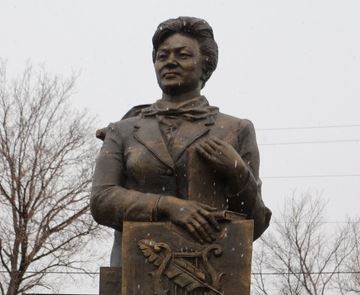 شقو-دا اقىن تۇرسىنحان ابدىراحمانوۆاعا ەسكەرتكىش قويىلدى