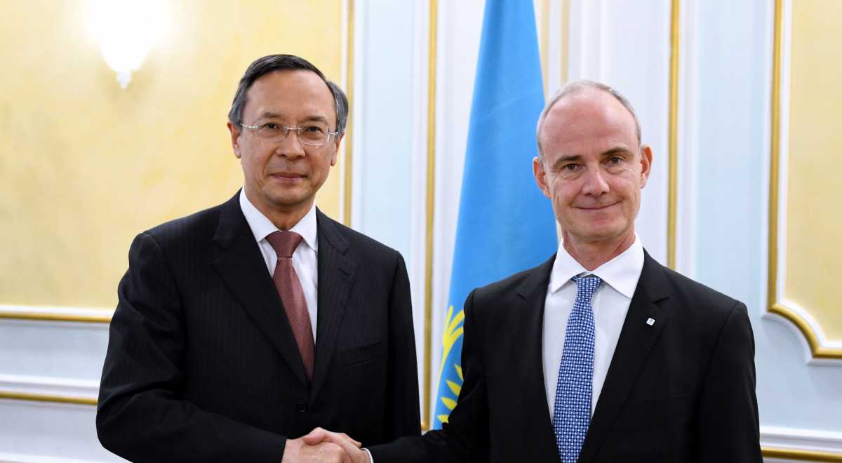 قايرات ءابدىراحمانوۆ قىزىل كرەست ۆيتسە-پرەزيدەنتى ج. كاربونەمەن كەزدەستى