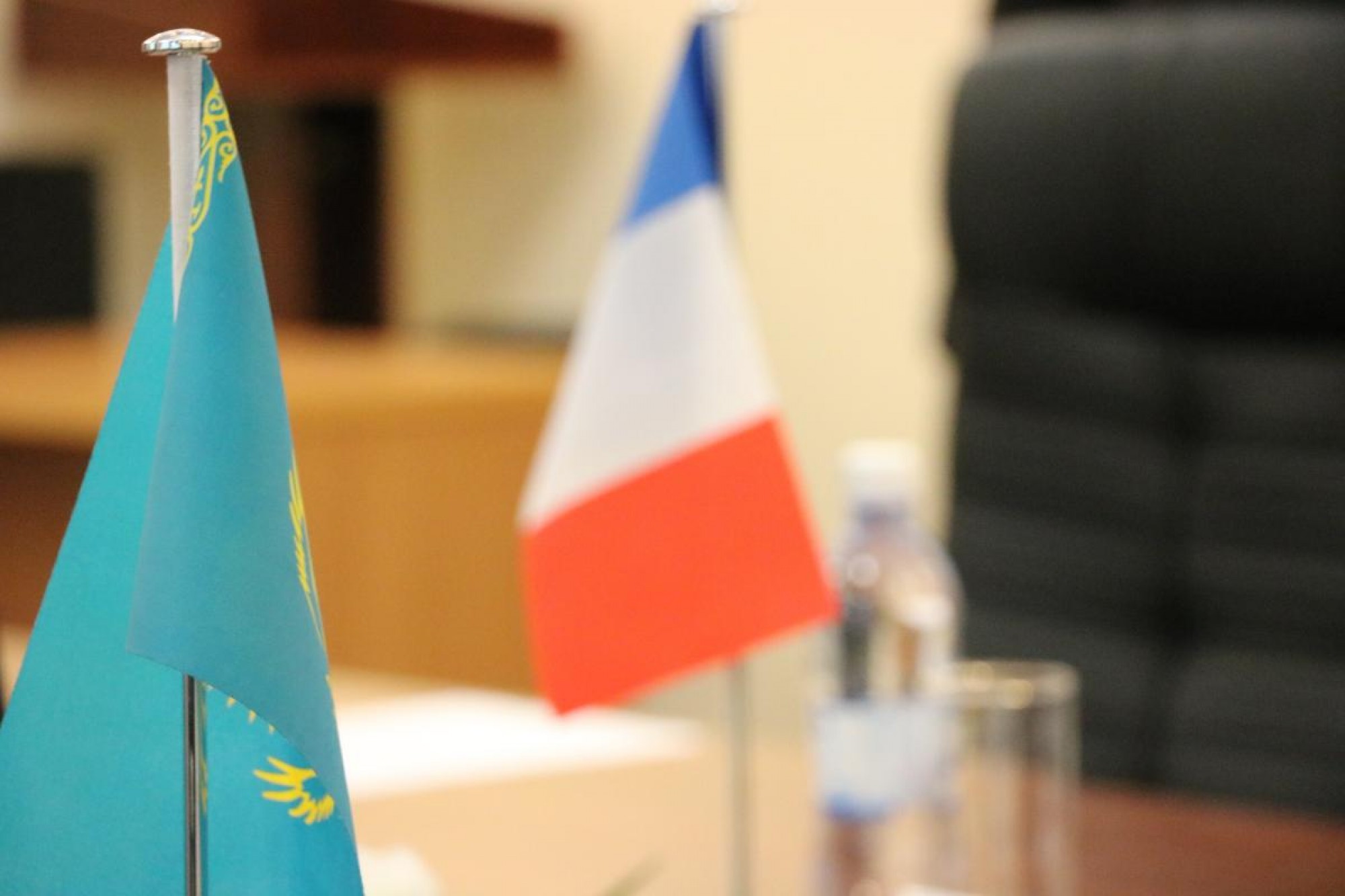 مەملەكەتتىك حاتشى فرانتسيانىڭ قازاقستانداعى ەلشىسىمەن  كەزدەستى