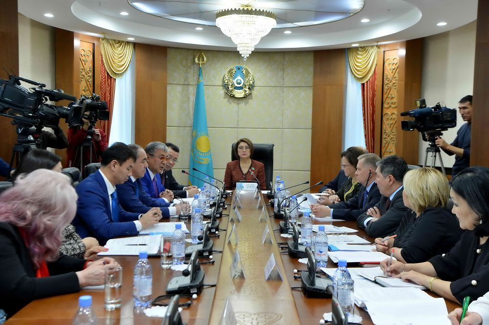 سەناتتا مەكتەپكە دەيىنگى تاربيە مەن وقىتۋ ماسەلەلەرى تالقىلاندى