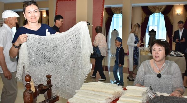 اقتوبەدە «ماعان ورامال سىيلاڭىز» اتتى كورمە ءوتتى