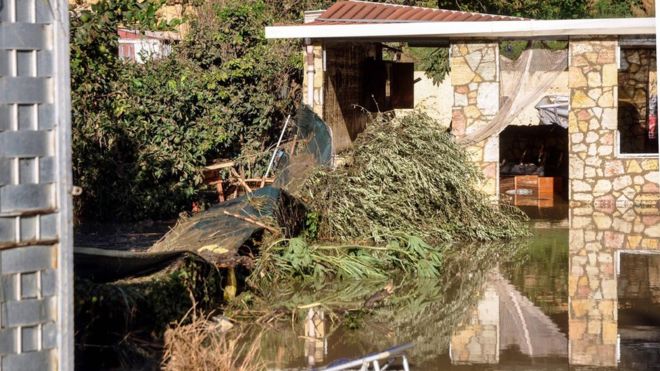 يتاليادا سۋ استىندا قالعان ەكى وتباسى قازا تاپتى