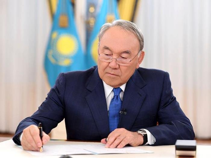 ەلباسى بىرنەشە زاڭ جوبالارىنا قول قويدى