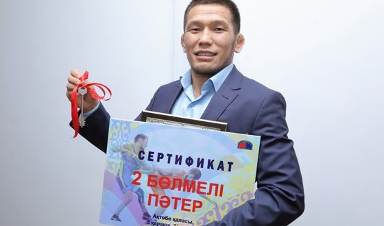 اقتوبە وبلىسىنىڭ اكىمى ەركىن كۇرەس شەبەرى نۇريسلام ساناەۆقا پاتەر سىيعا تارتتى