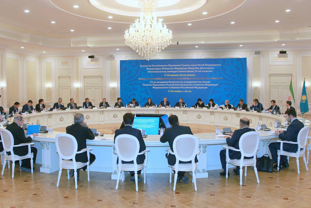 قازاقستان جانە رەسەي سەناتورلارى اقتاۋدا كەزدەستى