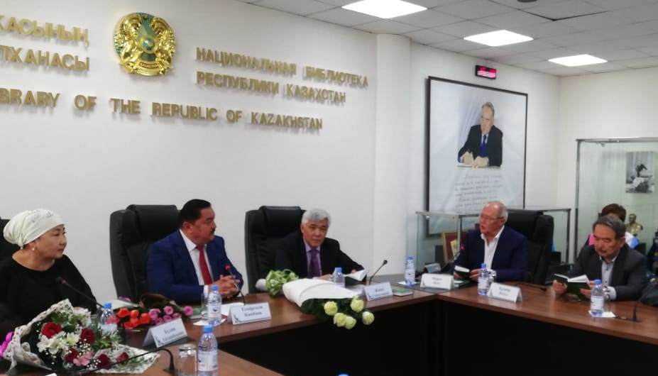 الماتىدا كۇليا ايداربەكوۆانىڭ «اكەگە قۇرمەت» كىتابى  تانىستىرىلدى