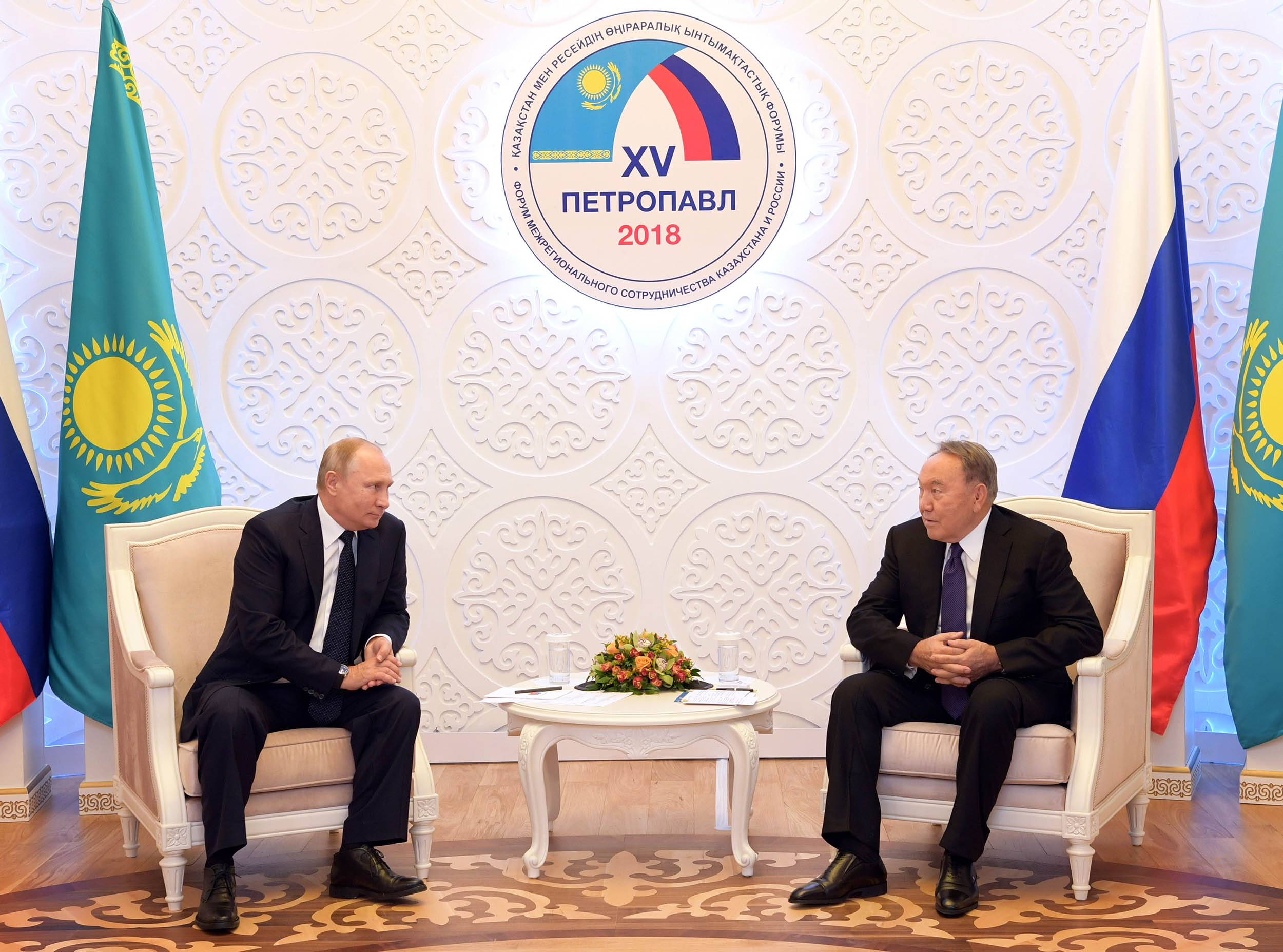 مەملەكەت باسشىسى رەسەي فەدەراتسياسىنىڭ پرەزيدەنتى ۆلاديمير پۋتينمەن كەزدەستى