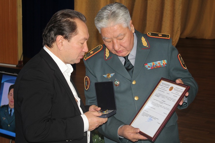 ۇلتتىق ۇلاندا دەنيس تەندى ەسكە الىپ, اكەسىنە دەنيسكە تيەسىلى ماراپاتتى تابىستادى