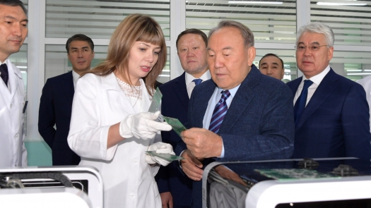 سولتۇستىك قازاقستاندا ەلباسى تەمىرجول, مۇناي-گاز سالاسى قوندىرعىلارىن شىعاراتىن زاۋىتقا باردى