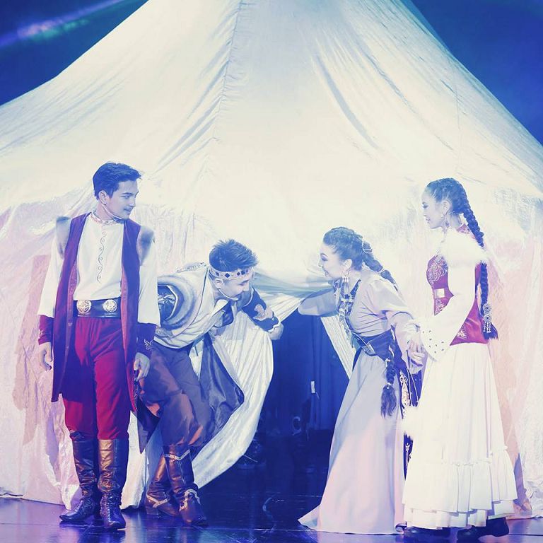 جاستار تەاترىنىڭ وتىز كۇندىك ونەر ساپارى 