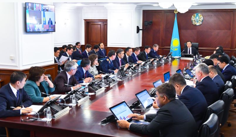 ۇكىمەتتە 10 ايداعى الەۋمەتتىك-ەكونوميكالىق دامۋ قورىتىندىلارى قارالدى