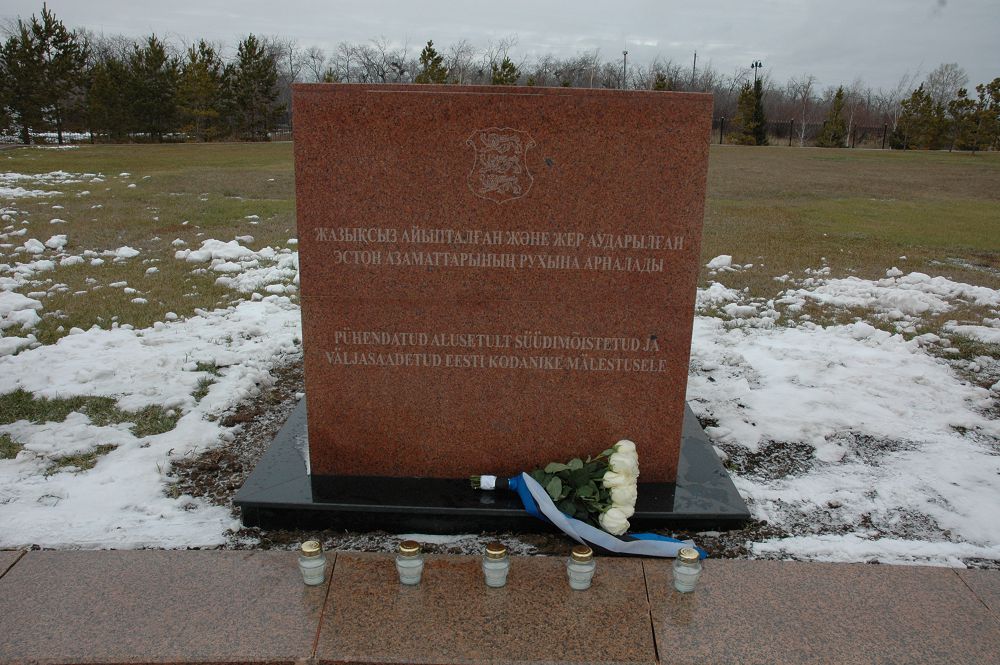 ەسكەرتكىش تاقتا ورناتىلدى