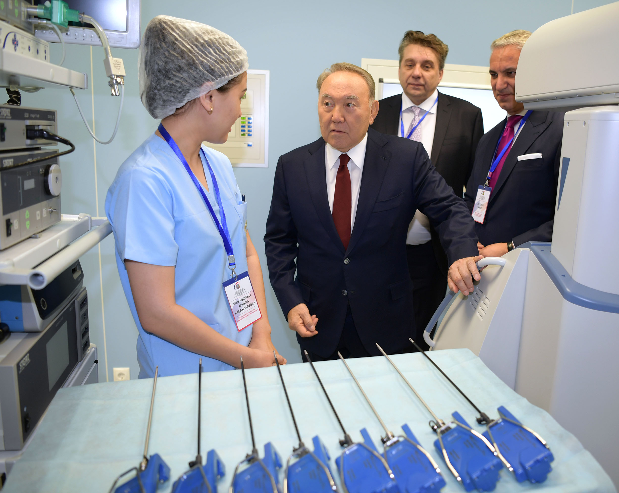 ەلباسى روبوتتالعان حيرۋرگيانىڭ حالىقارالىق رەفەرەنستىك جانە وقىتۋ ورتالىعىنا باردى