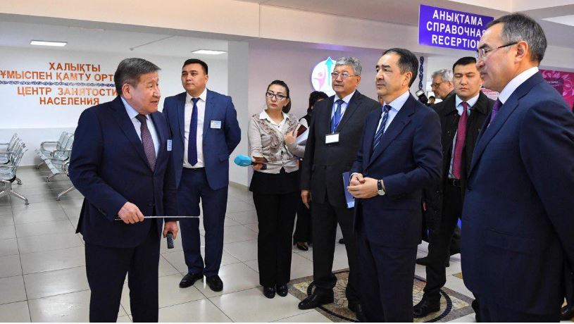 باقىتجان ساعىنتاەۆ تارازدا حالىقتى جۇمىسپەن قامتۋ ورتالىعىنا باردى