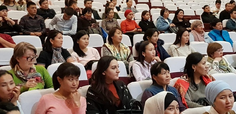 ماڭعىستاۋلىق مەملەكەتتىك قىزمەتشىلەر ايتىسكەر اقىنمەن كەزدەستى