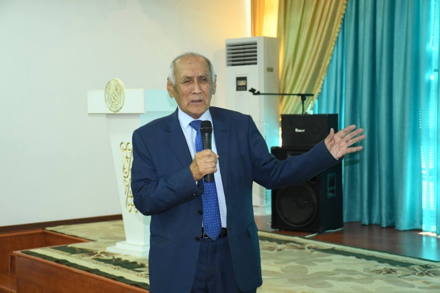 حالىق اقىنىنىڭ حالىق الدىنداعى ەسەبى