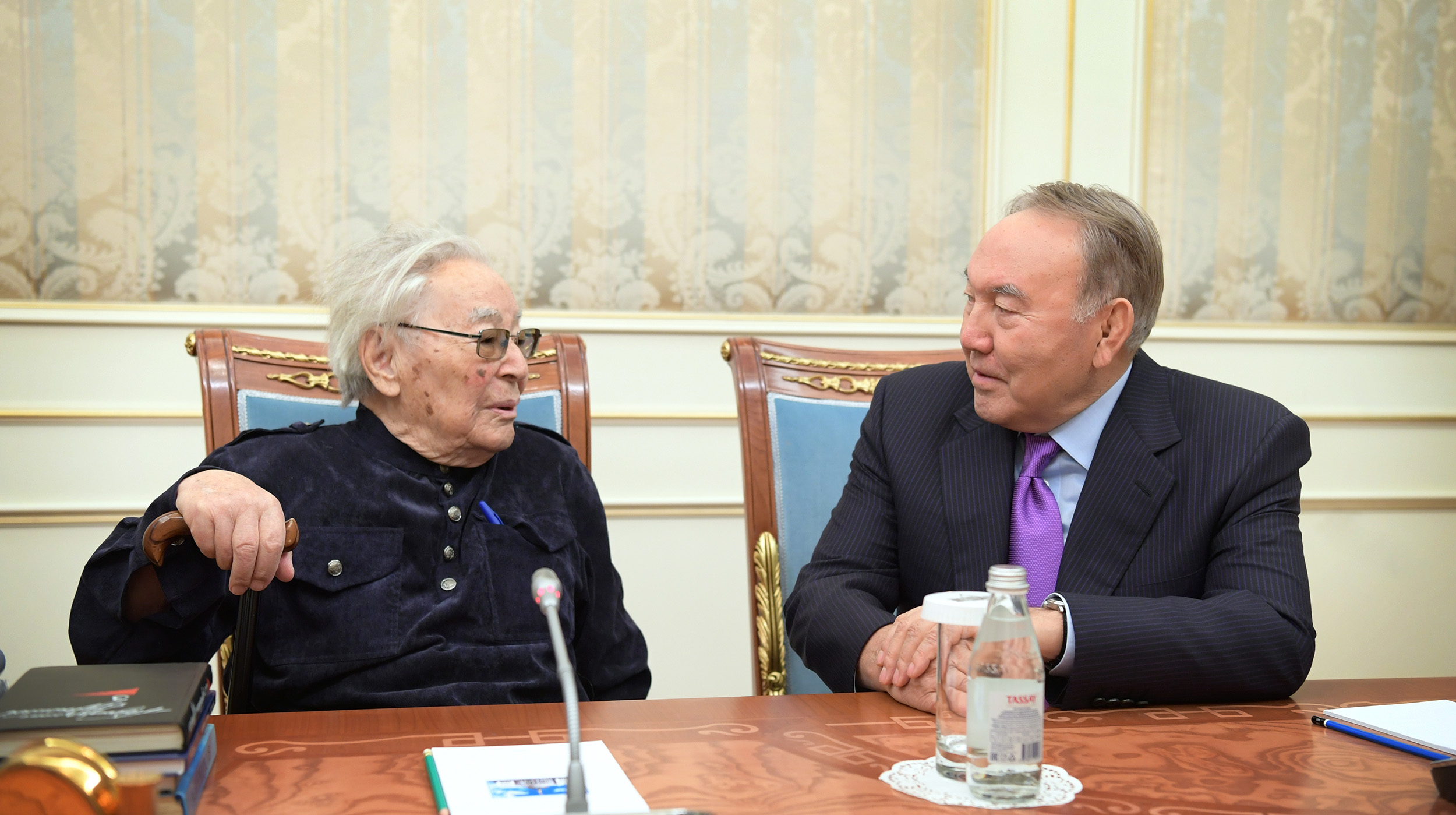 مەملەكەت باسشىسى قازاقستاننىڭ حالىق جازۋشىسى ءابدىجامىل نۇرپەيىسوۆتى قابىلدادى