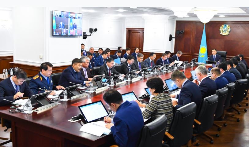 ۇكىمەتتە «نۇرلى جول» مەملەكەتتىك باعدارلاماسىنىڭ ىسكە اسىرىلۋ بارىسى قارالدى