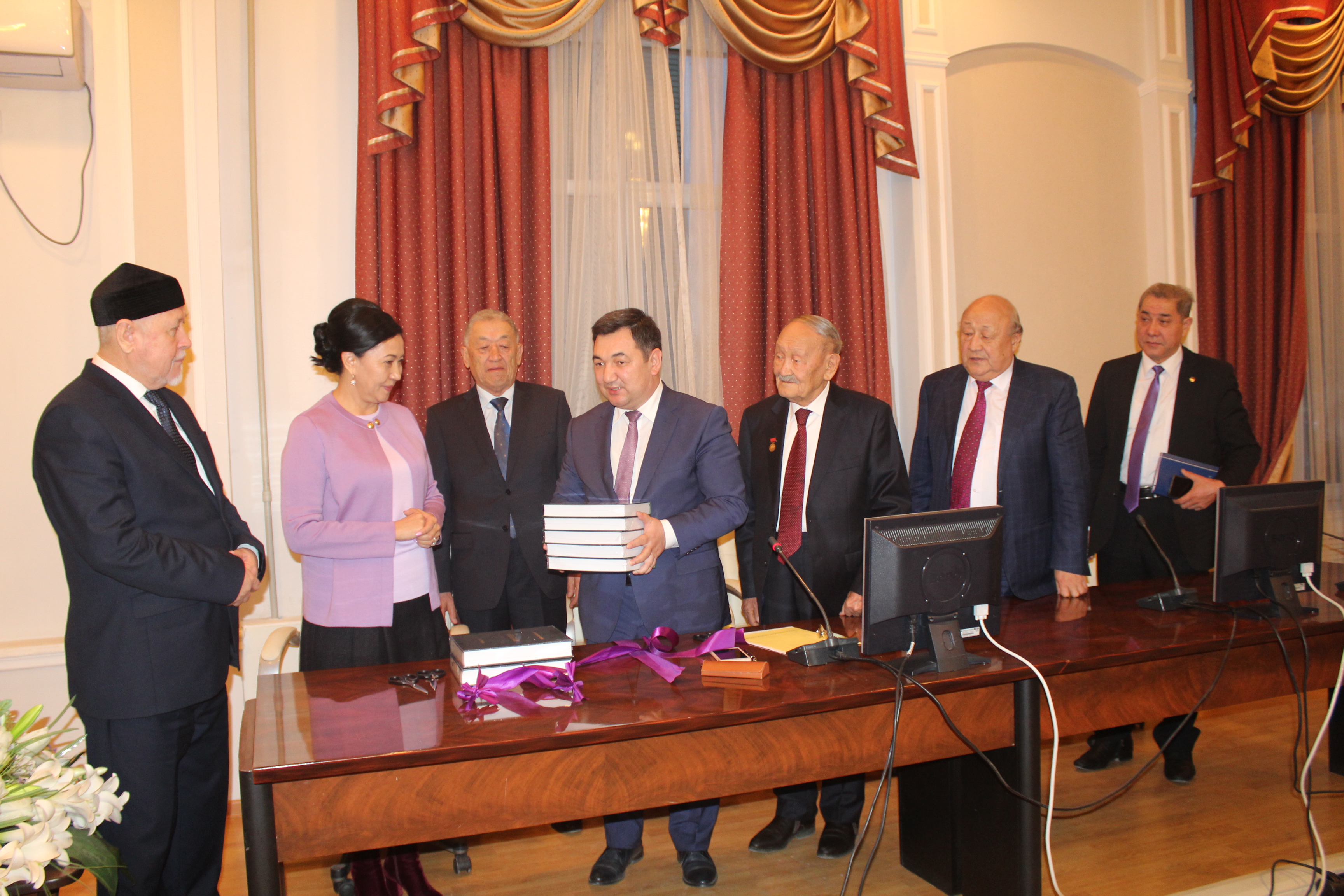 شىمكەنتتە «جاميعات-ات تاۋاريح» جانە «زيكزال» كىتاپتارىنىڭ تۇساۋكەسەرى ءوتتى