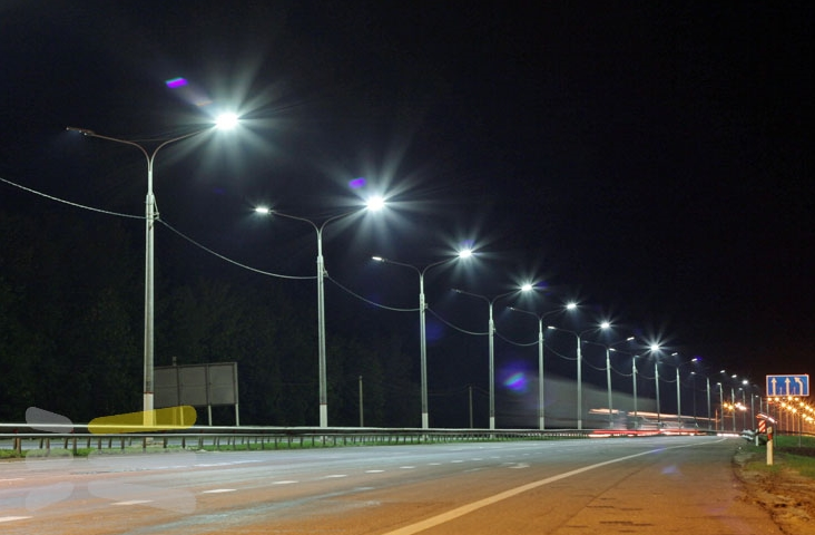 اتىراۋدا مەملەكەتتىك-جەكەمەنشىك ارىپتەستىك شەڭبەرىندە كوشەلەردى جارىقتاندىرۋ جوباسى ىسكە اسىرىلادى