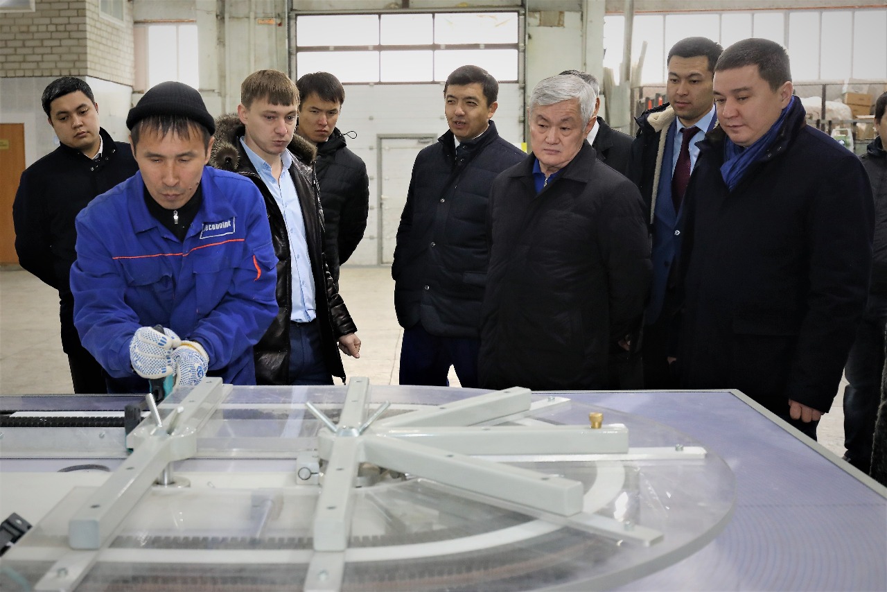 بەردىبەك ساپارباەۆ اقتوبە قالاسىنداعى ءوندىرىس نىساندارىن ارالادى