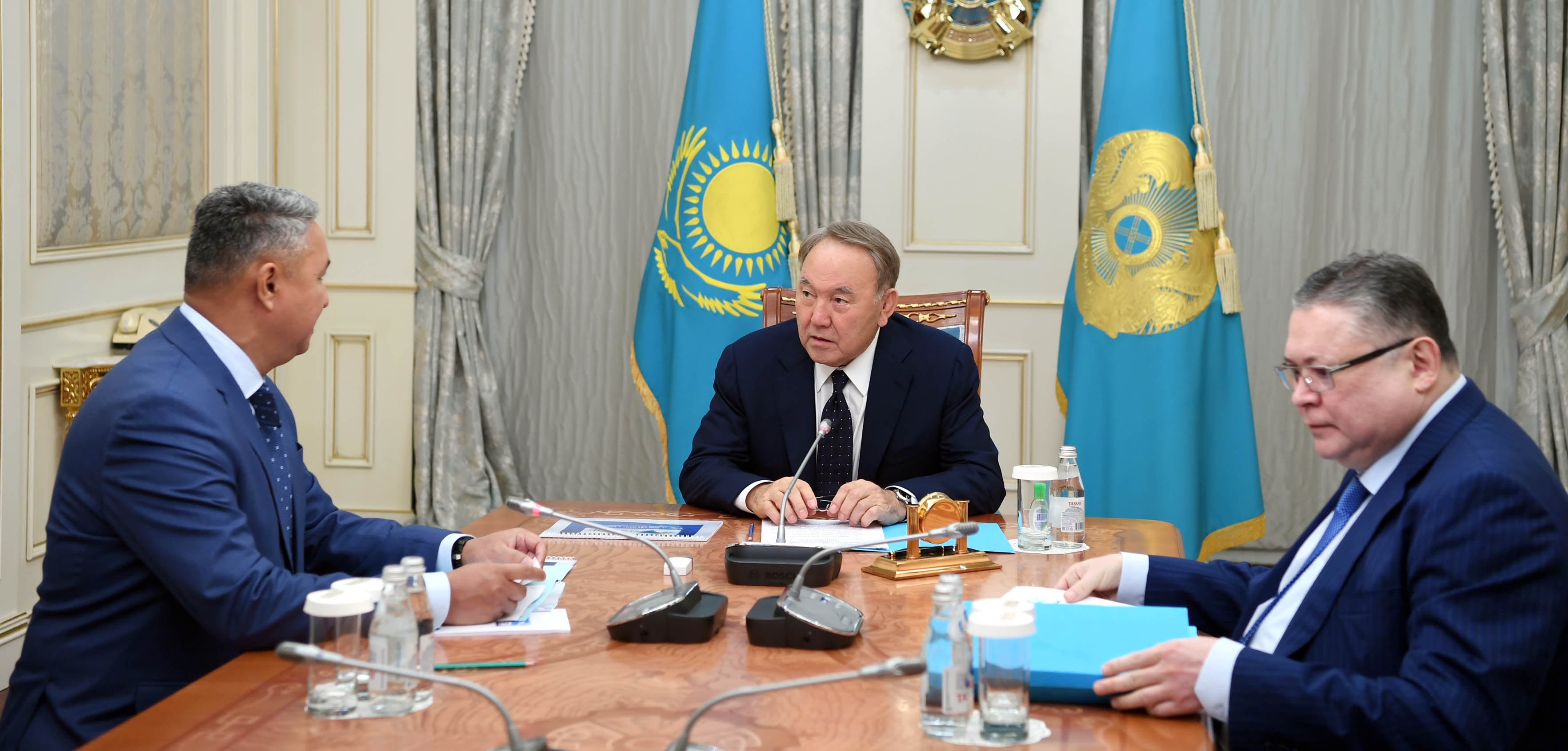 ەلباسى «اق جول» پارتياسىنىڭ جەتەكشىسى ازات پەرۋاشەۆتى قابىلدادى