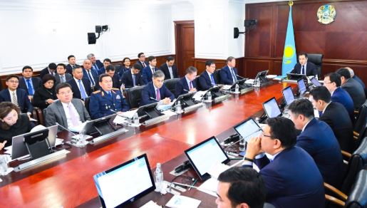 پرەمەر-مينيستر وڭىرلەردىڭ اكىمدەرىنە نارىقتاردىڭ ازىق-ت ۇلىك ونىمدەرىمەن تولىعۋىن باقىلاۋدى تاپسىردى