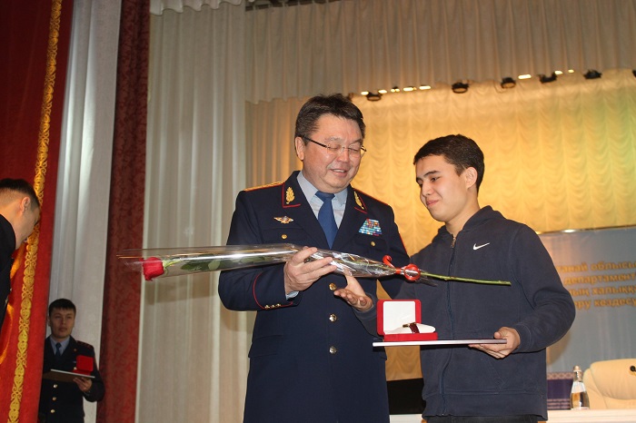 قوستانايدا پوليتسيانىڭ قوعامدىق كومەكشىلەرى ماراپاتتالدى