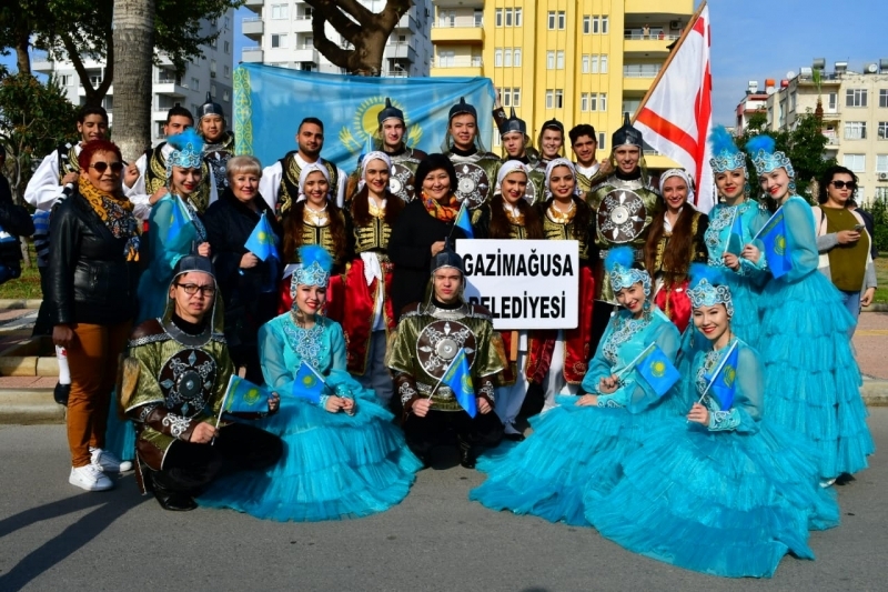 قاراعاندىنىڭ ونەرلى ورەندەرى تۇركيادا كوك تۋدى جەلبىرەتتى