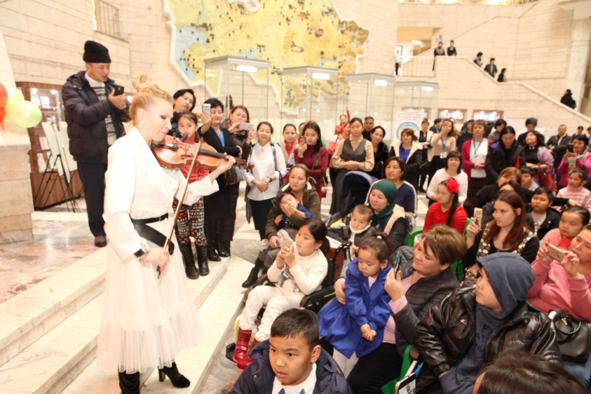 الماتىدا مۇمكىندىگى شەكتەۋلى بالالاردىڭ كورمەسى اشىلدى