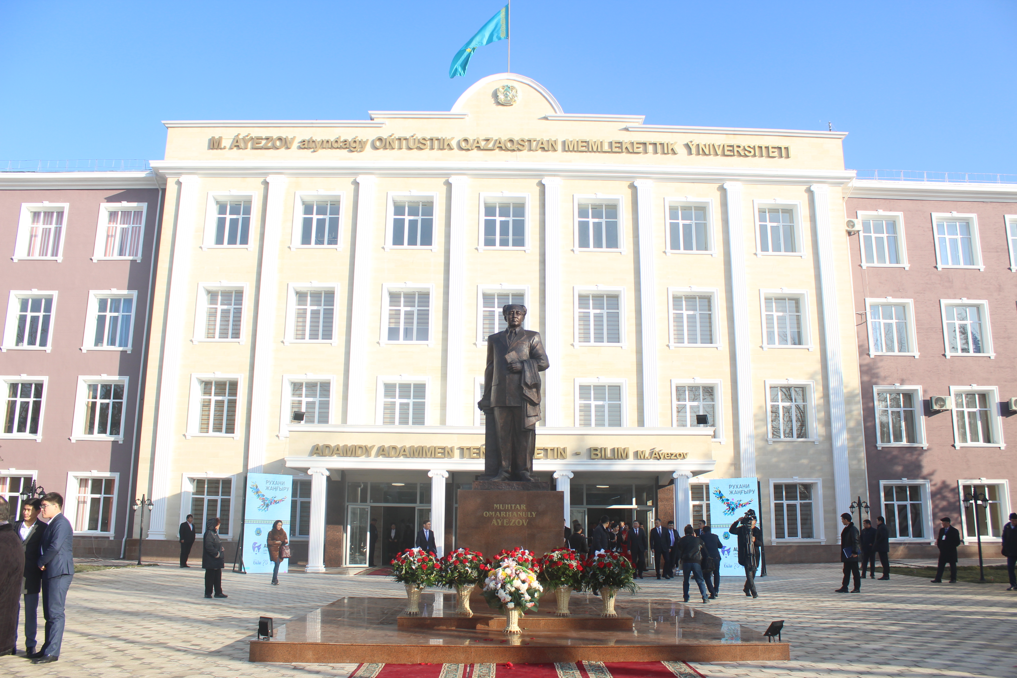 شىمكەنتتە م.اۋەزوۆتىڭ ەسكەرتكىشى اشىلدى