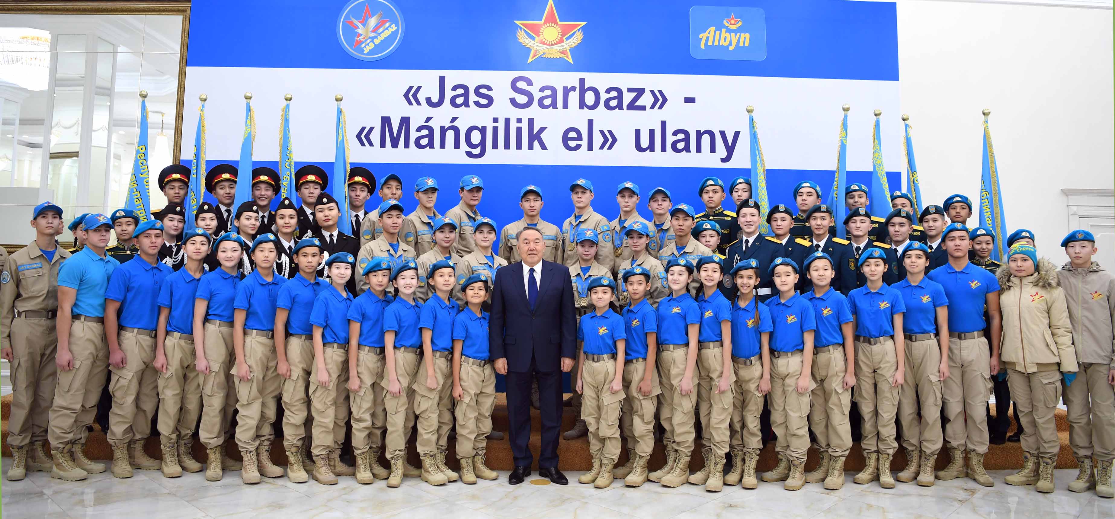 ەلباسى «جاس سارباز» بالالار مەن جاسوسپىرىمدەر اسكەري-پاتريوتتىق قوزعالىسى» تاربيەلەنۋشىلەرىمەن كەزدەستى