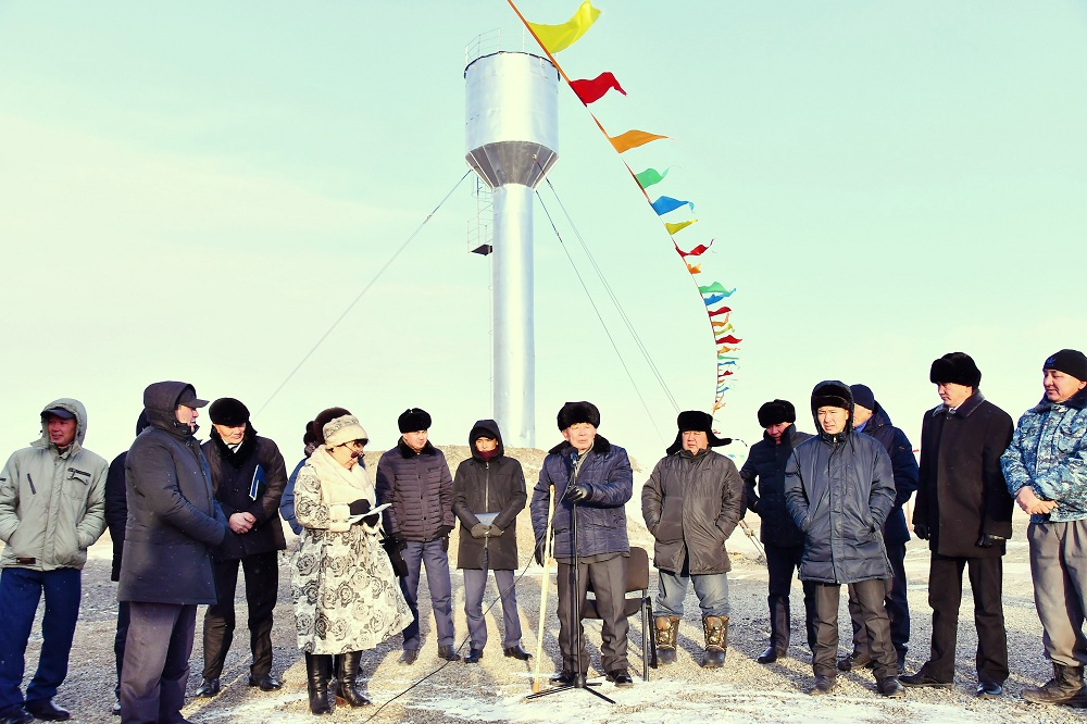 ەكىباستۇزداعى شيقىلداق اۋىلىنا سۋ كەلدى