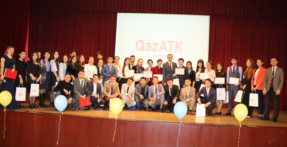 «حالىقتىڭ جىر بايلىعى – جاڭعىرۋ نەگىزى» تاقىرىبىنداعى جىر كەشى ءوتتى

