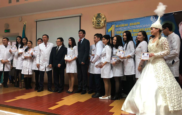 وسكەمەندە 21 جاس دارىگەرگە 150 مىڭ تەڭگە كوتەرمەاقى بەرىلدى