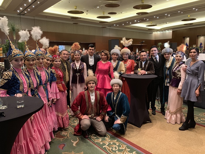 ۆارشاۆا اۋەجايىندا قازاقتىڭ كۇيى كۇمبىرلەپ, اسەم اندەرى اۋەلەدى