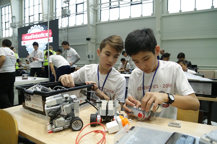 سولتۇستىك قازاقستاندا جاس روبوتشىلاردىڭ حالىقارالىق فەستيۆالى ءوتتى