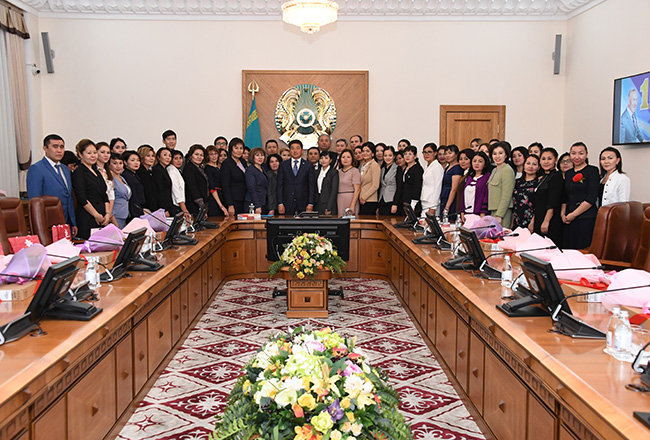 الماتى اكىمى قالانىڭ ۇزدىك مۇعالىمدەرىمەن كەزدەستى