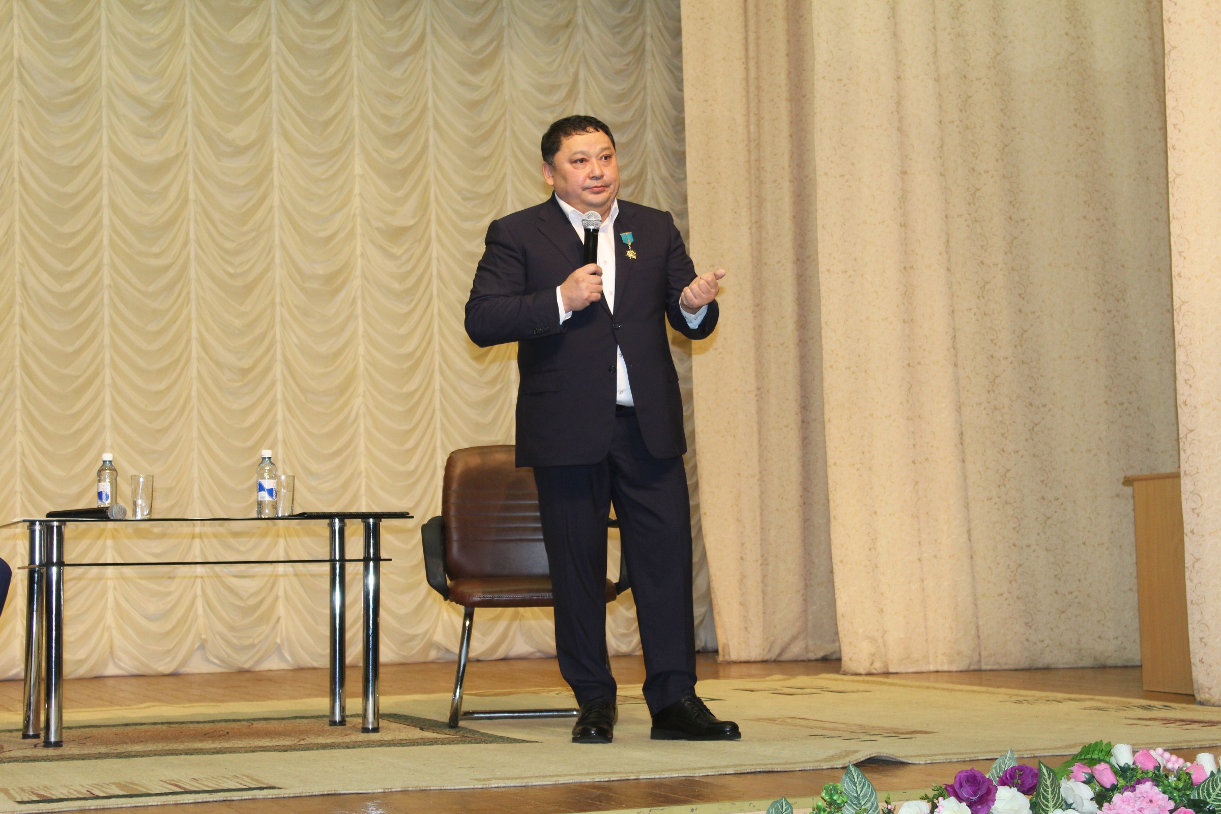 «100 جاڭا ەسىم» جوباسىنىڭ لاۋرەاتى شالعاي اۋداننىڭ جاستارىمەن كەزدەستى