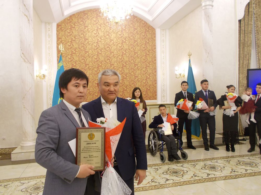 «جىلدىڭ جاس اقىنى» بولىپ مەرەي قارت تانىلدى