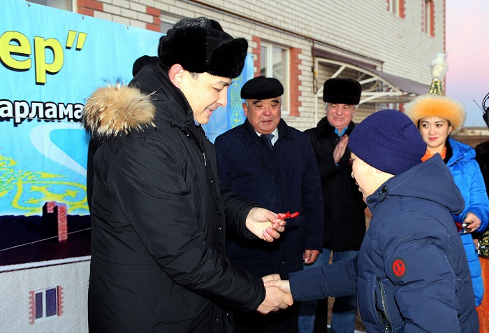 باتىس قازاقستانداعى جالپاقتال اۋىلىندا جاڭا ۇيلەر تاپسىرىلدى