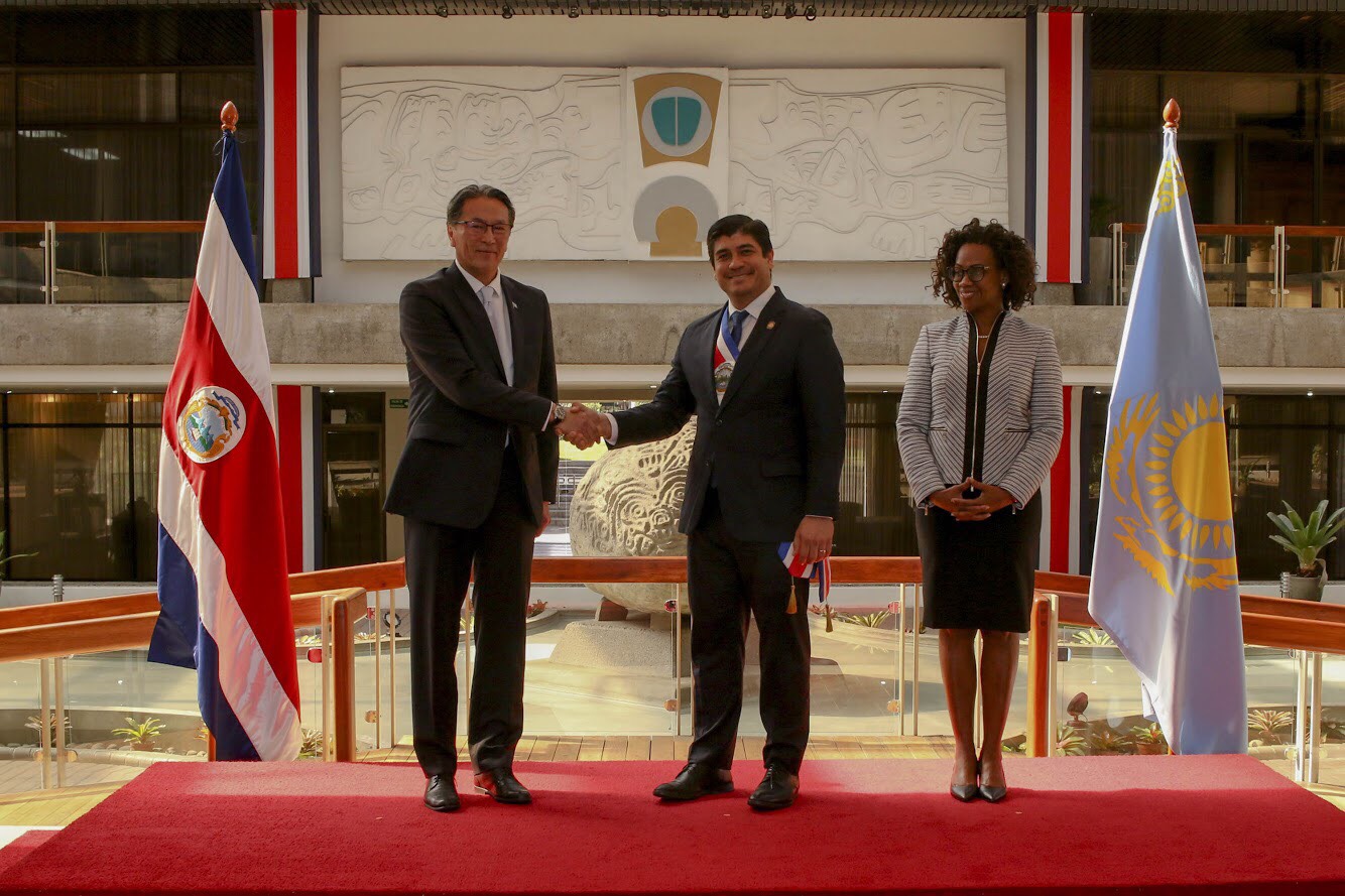 قازاقستان ەلشىسى كوستا-ريكا پرەزيدەنتىنە سەنىم گراموتالارىن تاپسىردى