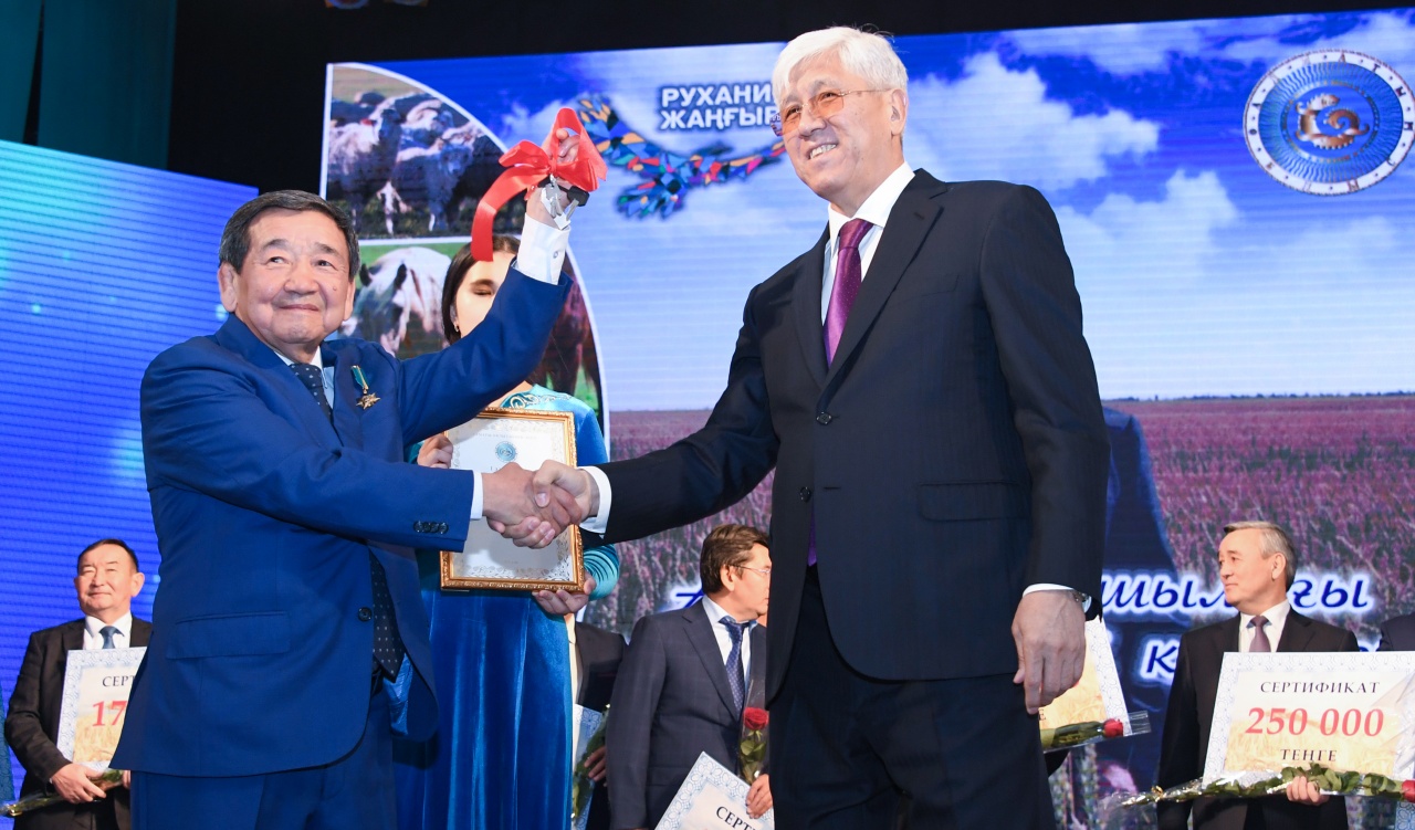 ۇزدىك شارۋاشىلىققا جاڭا تراكتور تارتۋ ەتىلدى