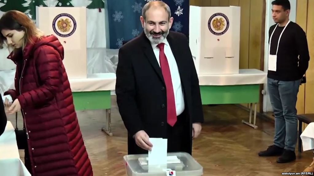 ارمەنيادا كەزەكتەن تىس پارلامەنت سايلاۋى ءوتىپ جاتىر