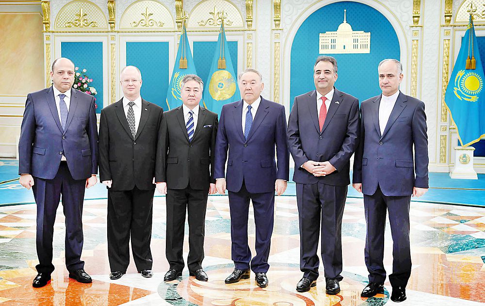 ەلباسى بىرقاتار مەم­لە­كەت­تىڭ ەلشىلەرىنەن سەنىم گراموتاسىن قابىلدادى