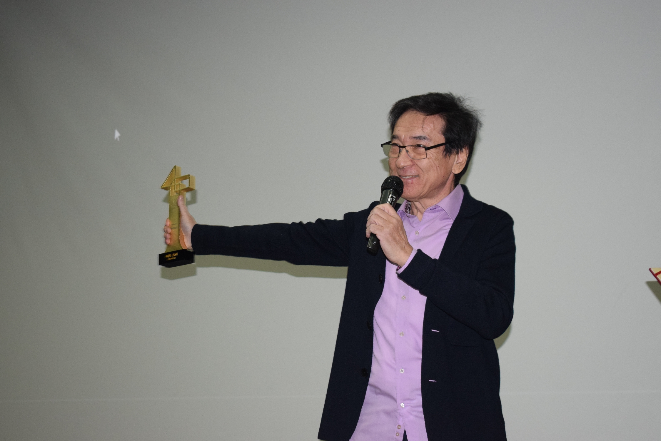 قازاقفيلم «قىزعالداقتار اتامەكەنى» دەرەكتى ءفيلمىن جارىققا شىعاردى